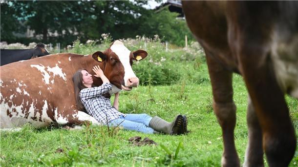 Kuscheln mit Kuh Amira Auch Hofbesitzerin Laura Morschett kuschelt gern mit ihren Kühen.