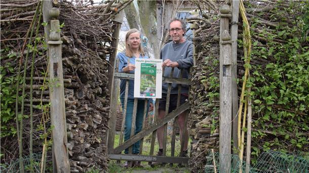 Auch ihre Pforte bleibt verschlossen: Andrea Türk und ihr Partner Lutz Mauder sind enttäuscht über die Absage der Offenen Gartenpforte.