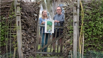 Auch ihre Pforte bleibt verschlossen: Andrea Türk und ihr Partner Lutz Mauder sind enttäuscht über die Absage der Offenen Gartenpforte.