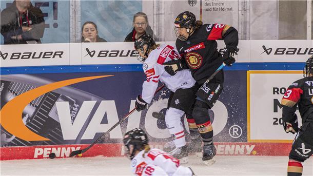 Der Traum von Olympia lebt - DEB-Frauen werden in Bremerhaven gefeiert Auch im Frauen-Eishockey wird gekämpft und Checks werden gesetzt. Die DEB-Auswahl zeigte, was möglich ist.