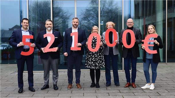 Auch im Jahr 2024 hat die Sparkasse Rotenburg Osterholz wieder eine beachtliche Fördersumme erzielt. Darüber freuenj sich die beiden Vorstände Thorben Prenntzell (von links) und Marko Putaro, Dr. Ulf Martens (Geschäftsführer der Jugendstiftung der Kreissparkasse Osterholz) sowie Melanie Müller, Ellen Bade, Marco Witz und Tina Jörns (Kommunikation).