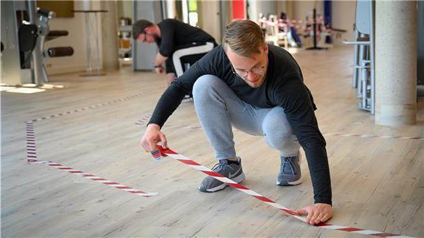 Auch im Outfit in Leherheide bereiten Nick Härtel und Leif Forster (hinten) sich auf den Neustart: Unter anderem müssen Laufwege markiert werden.