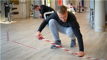 Auch im Outfit in Leherheide bereiten Nick Härtel und Leif Forster (hinten) sich auf den Neustart: Unter anderem müssen Laufwege markiert werden.