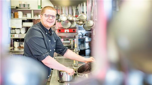 „Eine Lockerung, die keinem hilft“ Auch im Restaurant Natusch – hier im Bild Koch-Azubi Nico Reysen – wird die Küche wieder heiß.