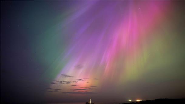 Polarlichter bringen Deutschlands Nachthimmel zum Leuchten Auch in anderen Regionen der Welt waren in der vergangenen Nacht Polarlichter gut sichtbar, wie hier in Whitley Bay an der Nordostküste von Großbritannien.