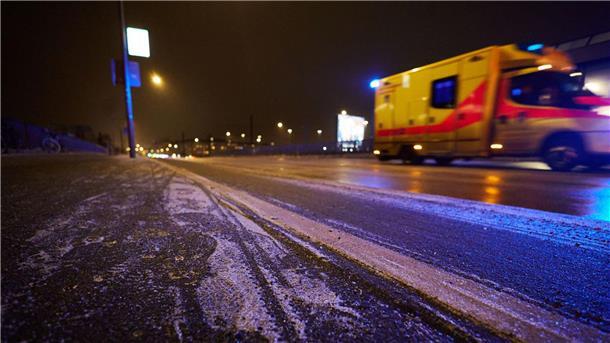 Glatteis auf Straßen und Gehwegen Auch in Berlin waren Gehwege und Straßen über Stunden teilweise vereist. Die Feuerwehr sprach von einem Ausnahmezustand.