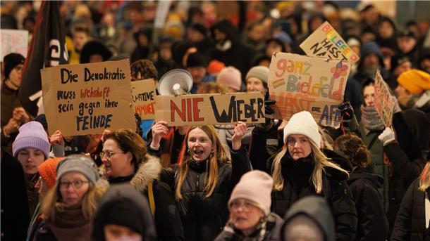 Demos gegen rechts in vielen Städten Auch in Bielefeld gingen die Menschen auf die Straßen.