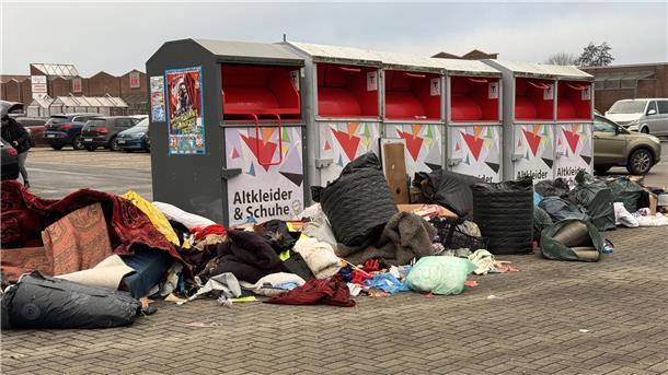 Müllsäcke liegen vor mehreren Alltkleider-Containern in Brake.