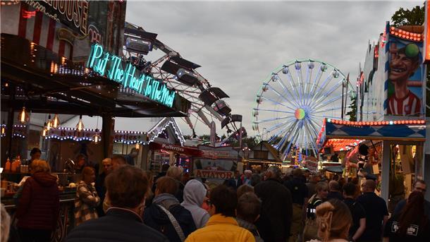 Aus Eifersucht auf dem Roonkarker Mart zugeschlagen? Menschen auf dem Rodenkircher Markt.