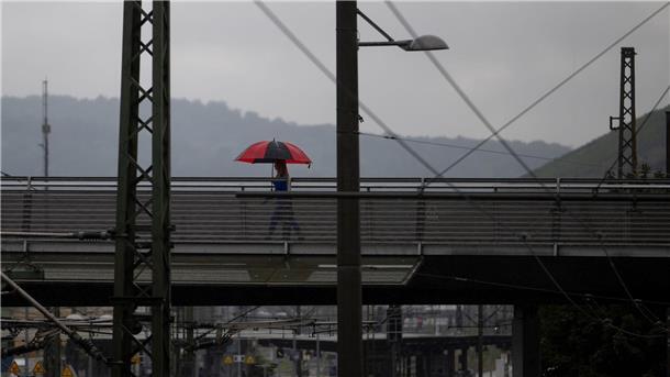 Auch in den kommenden Tagen sollte man die Regenjacke oder den Regenschirm griffbereit haben.