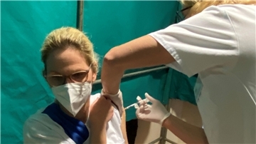Auch in den Krankenhäusern im Landkreis wurden schon besonders gefährdete Mitarbeiter geimpft. Im OsteMed-Krankenhaus in Bremervörde war Christina Haase aus der Röntgenabteilung die Erste, der der Impfstoff von Beate Senszewski injiziert wurde.