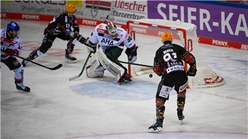 Auch in den Weihnachtstrikot läuft es: Die Fischtown Pinguins nutzten ein Powerplay zum Führungstreffer gegen die Augsburger Panther.