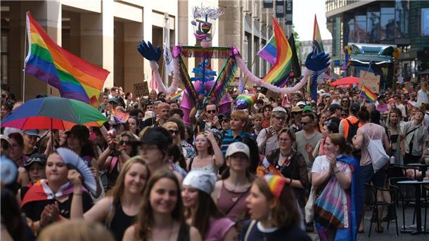 Auch in der Stadt Leipzig waren am Wochenende viele Regenbogenfahnen zu sehen.