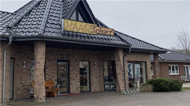 Auch in Hagen im Bremischen gibt es Frisuren "Haarscharf".