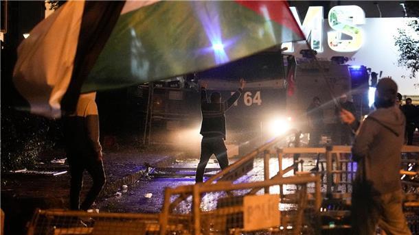 Wut in Nahost über Explosion bei Gaza-Klinik Auch in Istanbul gingen zahlreiche Menschen aus Solidarität mit den Palästinensern auf die Straße.