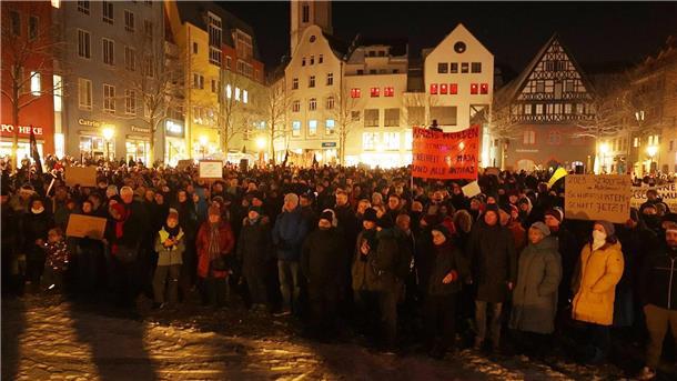 Schweigende Mehrheit wird laut: Protestwelle gegen rechts Auch in Jena folgten viele Menschen dem Aufruf zur Teilnahme an einer Demonstration gegen Rechtsextremismus.