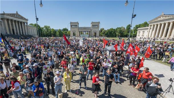 Auch in München hat die Kundgebung breiten Zulauf. 