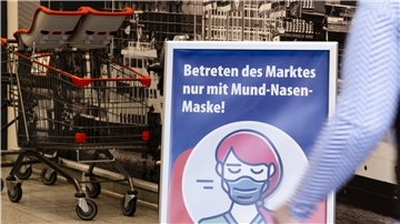 Auch in Niedersachsen und Bremen gilt Maskenpflicht. Wer einen solchen Schutz aber aus gesundheitlichen Gründen nicht tragen kann, ist von der Pflicht ausgenommen. Foto: Frank Molter/dpa