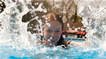 Junge Frau im Freibad