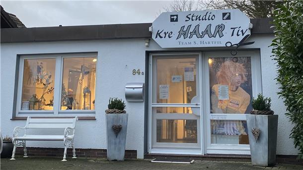 Auch in Nordenham im "Kre-Haar-tiv" sind kreative Friseure am Werk.