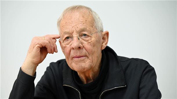 Schauspielern auf der Zielgeraden - Rolf Becker wird 90 Auch in seinem hohen Alter steht er noch vor der Kamera.