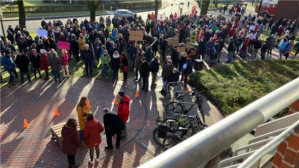 Auch in Tarmstedt haben sich viele Menschen zur Demo versammelt