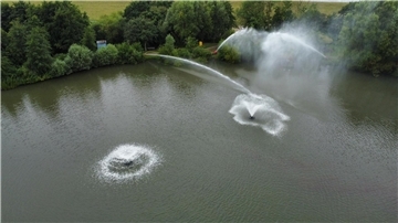 In einen See wird frisches Wasser gepumpt.