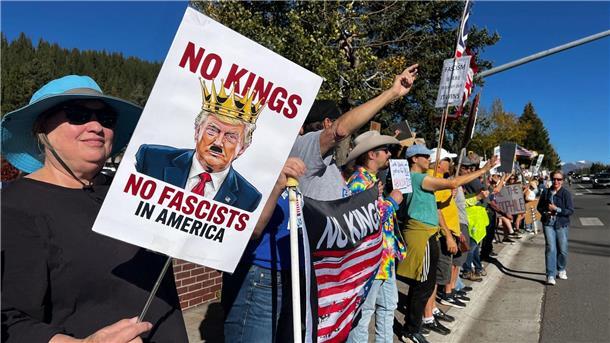 Trump kontert Proteste mit KI-Videos als König Auch in Truckee in Kalifornien gab es unter dem Motto „No Kings“ Proteste gegen Präsident Trumps Politik.
