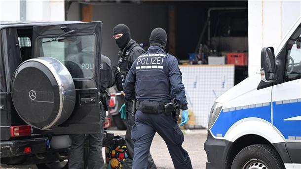 Polizei stellt Waffen und Drogen bei Razzia sicher Auch in Weil der Stadt bei Stuttgart waren die Beamten im Einsatz.