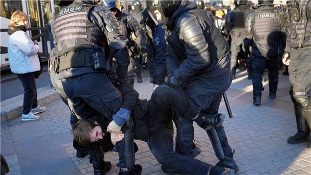 Russland: Mehr als 700 Festnahmen bei Anti-Kriegs-Protesten Auch in Sankt Petersburg gab es Festnahmen bei Anti-Kriegs-Demonstrationen.