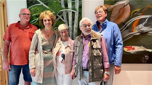 Fünf Personen, dahinter Gemälde