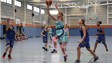 Auch Kinder vermissen den Sport in ihren Gruppen, so wie diese beiden Basketball-Mädchenmannschaften.