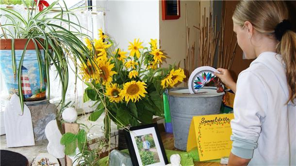 Auch Leonie hat ein Mandala für die langjährige Leiterin der Jugendfreizeitstätte Karina Kahrs gemalt.