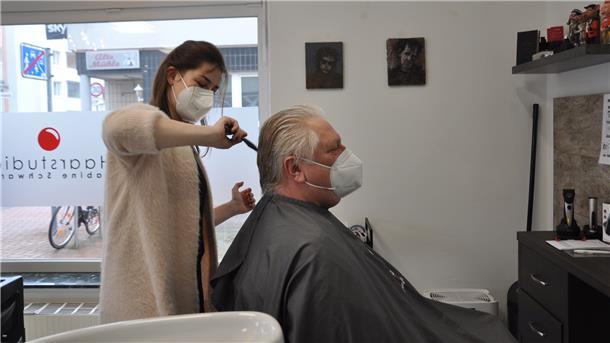 Auch Männer freuen sich, dass die Friseurgeschäfte wieder offen sind. Ingo Duden fand, dass er nach elf Wochen „wie Catweazle“ aussah. Emily Rosummek kümmert sich darum, dass er wieder in den Spiegel schauen mag.