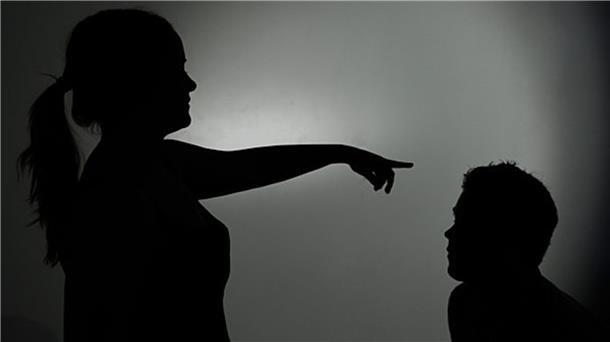 Männer leiden still und heimlich Eine Frau weist ihren Mann zurecht. Gewalt in einer Beziehung geht in manchen Fällen auch von Frauen aus.