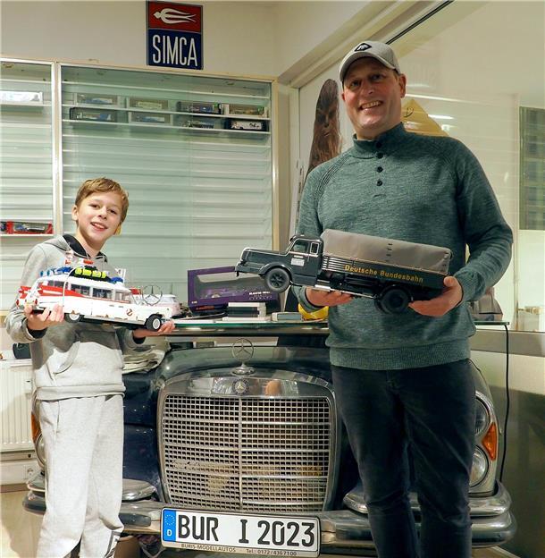 Buris Modellautos: Leidenschaft für tolle Schlitten im Miniaturformat Auch Mike de Buhrs Sohn Josh begeistert sich für Modellautos. Dieses „Ghostbuster“-Auto aus Legosteinen hat er selbst zusammengebaut. Sein Vater hält einen historischen Lastwagen der Bundesbahn in Händen.