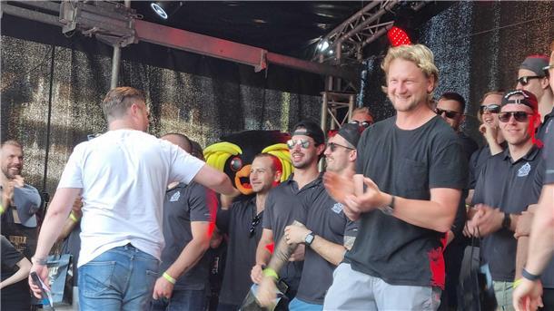 Die große Abschlussfeier der Pinguins: Bremerhaven feiert seine Eishockey-Helden Auch Mike Moore war bei der großen Party dabei.