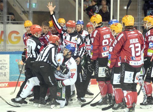 Pinguins knacken mit Sieg gegen Augsburg die 100-Punkte-Marke Auch mit einem Vollvisier wirft sich Christian Wejse voll ins Getümmel.