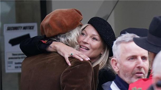 Prominente gedenken toter Designerin Westwood Auch Musiker Bob Geldof (l) und Model Kate Moss kamen zum Gedenkgottesdienst zu Ehren der britischen Modedesignerin Vivienne Westwood in der Southwark Cathedral in London.