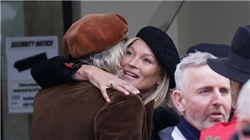 Auch Musiker Bob Geldof (l) und Model Kate Moss kamen zum Gedenkgottesdienst zu Ehren der britischen Modedesignerin Vivienne Westwood in der Southwark Cathedral in London.