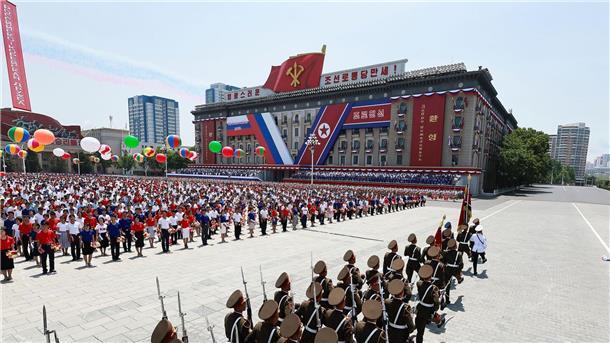 Putin in Nordkorea: Vertrag über strategische Partnerschaft Auch Nordkoreas Ehrengarde marschiert für den russischen Präsidenten.