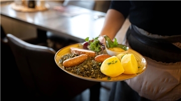 Erst mal arbeiten - Für viele attraktiver als Lehre oder Uni Auch ohne Ausbildung oder Studium Geld zu verdienen - zum Beispiel in der Gastronomie - ist für viele junge Menschen vorstellbar. (Symbolbild)