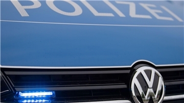Nahaufnahme der Motorhaube eines Einsatzfahrzeugs der Polizei.