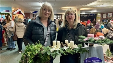 Zwei Frauen mit Adventsgestecken
