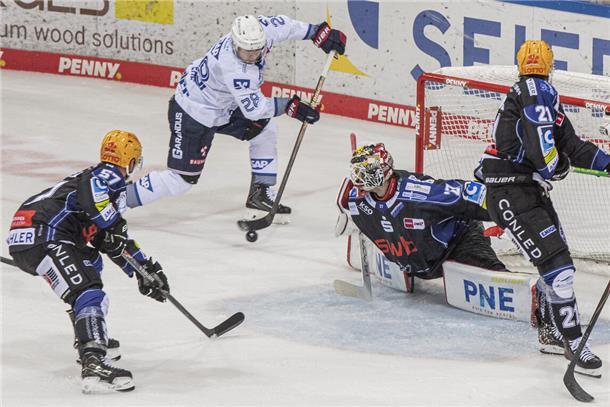 Pinguins müssen sich im Spitzenspiel trotz toller Leistung geschlagen geben Ein Eishockey-Torwart streckt sich