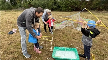 Kinder machen große Seifenblasen