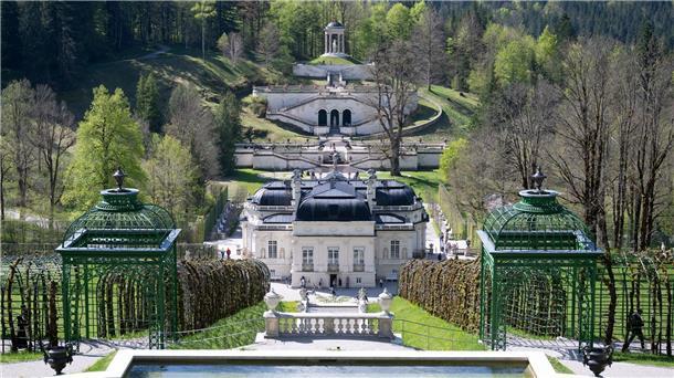 Unesco entscheidet - Ludwig II. baute Hightech-Schlösser Auch Schloss Linderhof mit seinem Bergpark soll Welterbe werden. (Archivfoto)