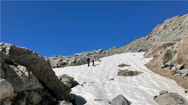 Klimakrise am Berg: Würmer fürs Hütten-Klo und Einfachheit Auch Schneefelder werden weniger - ein Problem für die Wasserversorgung auf hochgelegenen Hütten.
