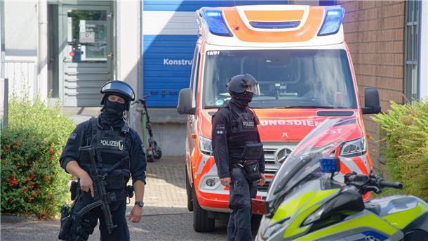 Messerangriff an Schule: Lehrerin verletzt - Schüler gefasst Auch Spezialeinheiten sind vor Ort.