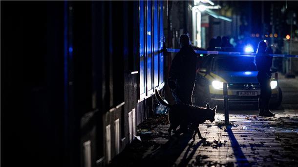 Schüsse in Hannover - Junger Mann stirbt, mehrere Verletzte Auch Spürhunde sind im Einsatz.